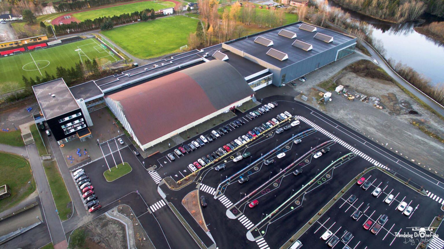 Dronebilde over Steinkjerhallen.