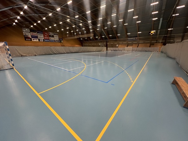 Bane 2 i flerbrukshallen, oppmerket for volleyball