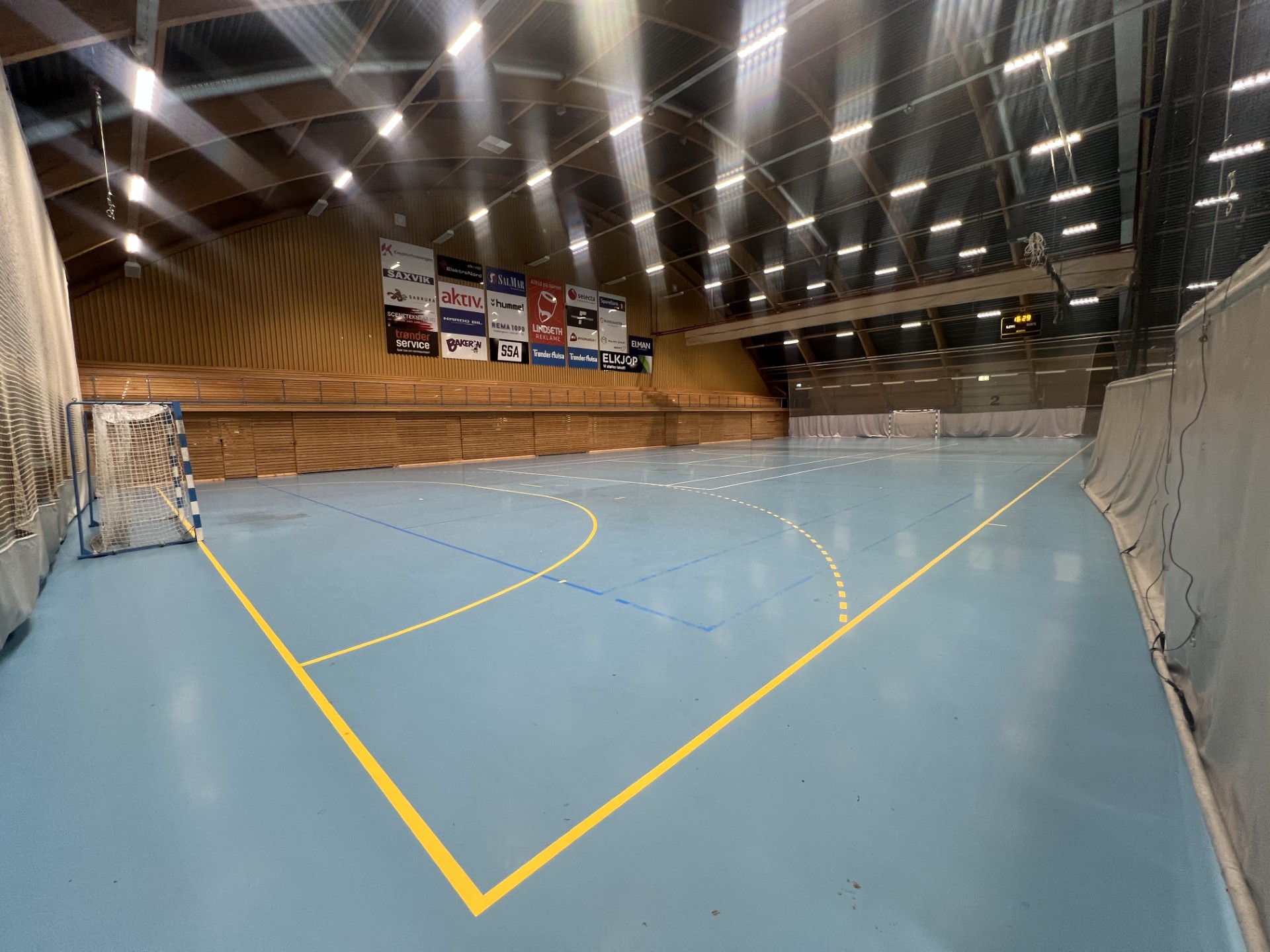 Bane 1 i flerbrukshallen, brukes til håndball med klister