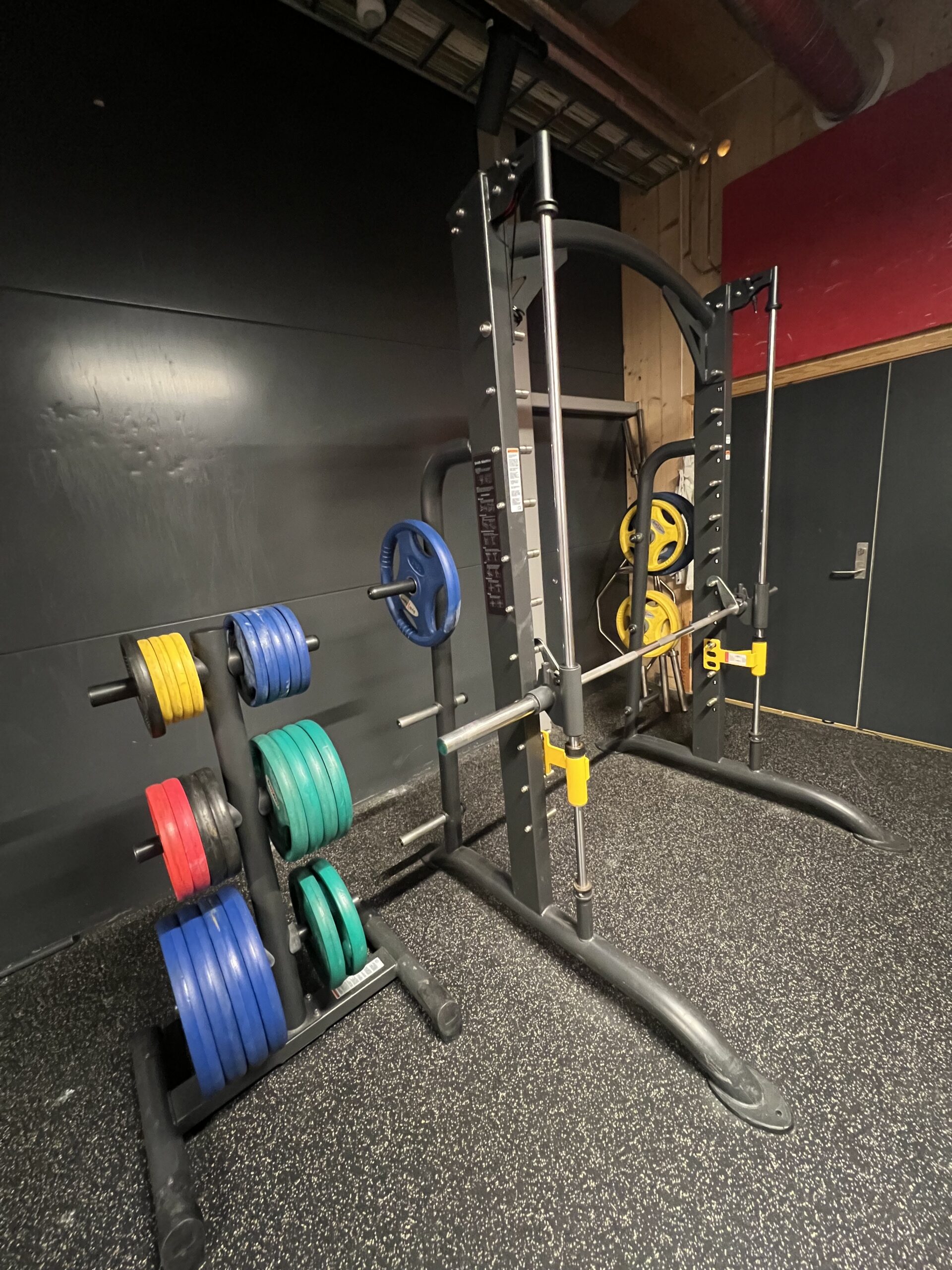 smithmaskin og vektskiver i steinkjerhallen